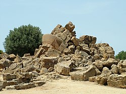 Vestiges de l'Olympiéion; canaux de bardage en U