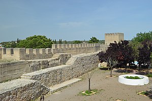 Зубчатые стены замка Алкасер-ду-Сал