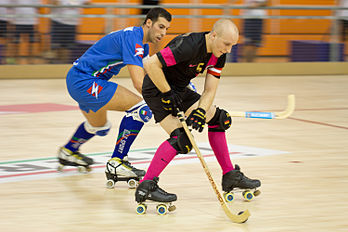 Kevin Karschau et Davide Motaran, capitaines respectifs des sélections d'Allemagne et d'Italie de rink hockey, lors d'une rencontre du Championnat d'Europe 2014 à Alcobendas (Communauté de Madrid). (définition réelle 3 000 × 2 000)