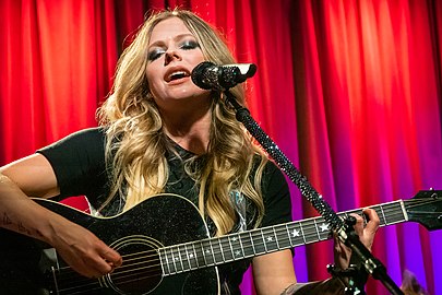 Lavigne apresentando-se ao vivo no Museu Grammy em Los Angeles (2019)