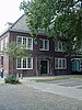 (VOORMALIG) BADHUIS, gelegen naast de school ’t Stadsveld aan een plein midden in de wijk “Pathmos”. Het badhuis is tussen 1915 en 1920 gebouwd.