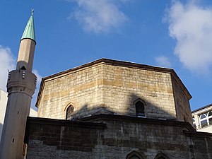 Minaret i kupola džamije