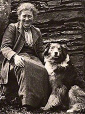 Снимка на възрастна жена и куче, датираща от 1913 г.