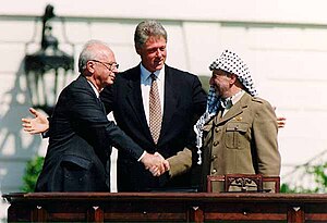 L'année 1993 vue par les sitcomologues 300px-Bill_Clinton,_Yitzhak_Rabin,_Yasser_Arafat_at_the_White_House_1993-09-13