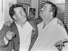 Gleason eltenante kun irlanda verkinto Brendan Behan, brakojn ĉirkaŭ unu la alian