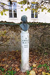 Buste d’Émile Mâle à l'entrée du musée des Beaux-Arts dans le jardin de l'évêché de Chartres.