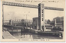 Photographie en noir et blanc d'un barrage-écluse.