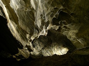 Vnitřek Chýnovské jeskyně tvořený erodovaným mramorem (Chýnov, Česko)