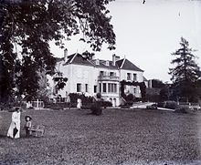 Das Landhaus von Muenier in Coulevon. Schwarz-Weiß-Foto einer stattlichen, dreistöckigen Villa in einem großzügigen Park.