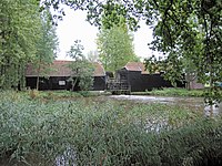 Noordkant Rechts: korenmolen; links: oliemolen