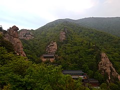 Forêt et monastère bouddhiste à Seoraksan (Corée du Sud) en 2018