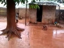 Файл: De eerste regen voor kinderen in Bignona Senegal.webm