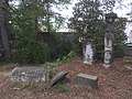 Mehrere Grabmale auf dem Friedhof
