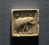 Éléphant en marche. Empreinte de sceau avec écriture. Approx. 3,5 cm x 3,5 cm. State Museum, Bhopal.