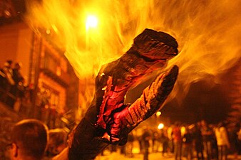 23/06: Fallaire portant una falla encesa la nit de Sant Joan a Isil.