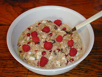 English: Bowl of fresh muesli, made from rolle...