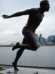 Der siebtplatzierte Harry Jerome (als Statue im Stanley Park, Vancouver) hatte vier Jahre zuvor Bronze gewonnen