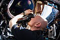 O astronauta alemão Alexander Gerst fotografa o exterior na Cúpula da ISS.