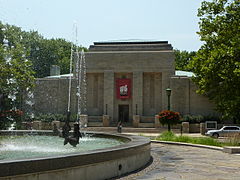 внешняя фотография библиотеки Лилли с фонтаном Шоуолтер на переднем плане