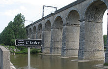 Le viaduc ferroviaire de Monts, en 2007.