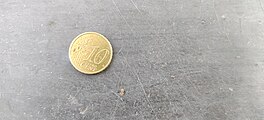 Insecte à côté d'une pièce de 10 cent