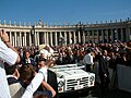 Paus Yohanes Paulus II di Lapangan Santo Petrus pada tahun 2004 di dalam Mobil Paus Fiat Campagnola.