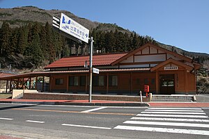 改建後的出雲坂根站站舍（2011年4月）