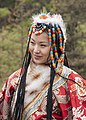 زن چینی در لباس سنتی مردم شمال استان سیچوآن