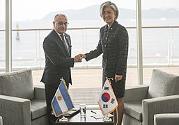 Jorge Faurie et Kang Kyung-wha lors d'une réunion bilatérale, dans le cadre du Forum de coopération Amérique latine-Asie de l'Est (FOCALAE) dans la ville coréenne de Busan.