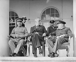 Joseph Staline, Franklin Delano Roosevelt et Winston Churchill lors de la conférence de Téhéran, en novembre 1943. (définition réelle 2 298 × 1 855)
