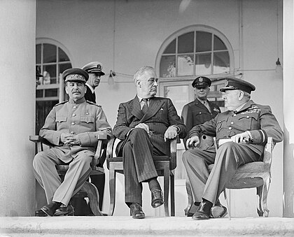 Členové Velké trojky Josif Stalin, Franklin Roosevelt a Winston Churchill na Teheránské konferenci, konané na přelomu listopadu a prosince 1943