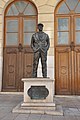 La statue de Raimu à Toulon le représente en personnage de César, le patron du Bar de la marine.