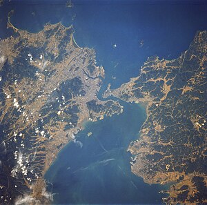 Kammon-Straße mit Hayatomo-Meerenge vom Weltraum aus (links Kyūshū, rechts Honshū)