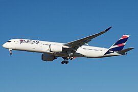 Airbus A350-900 w barwach LATAM Brasil podczas testów w Tuluzie