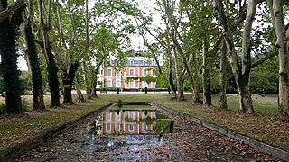 Château derrière le bassin