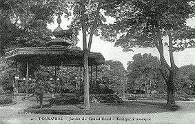 Le kiosque à musique du jardin du Grand-Rond en 1910.