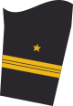 Dienstgradabzeichen eines Kapitänleutnants (Truppendienst oder militärfachlicher Dienst) auf dem Unterärmel der Jacke des Dienstanzuges für Marineuniformträger