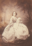1860년 마리아 아나가 첫 딸 마리를 들고 있는 모습