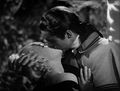 Marie-Antoinette (Norma Shearer) et le comte Axel de Fersen (Tyrone Power) s'embrassant, dans Marie-Antoinette de W. S. Van Dyke (1938)
