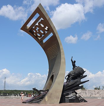 知青广场中心的主题雕塑。雕塑主体为知青与耕牛拓荒的形象，“1968”字样代表北大荒知青“上山下乡”始于1968年