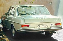 Mercedes280SE-3L5-Vehicule-prive-d1-membre-Garde-Suisse-Pontificale-avec-vignette-de-nationalite-V-Etat-Cité-du-Vatican.jpg