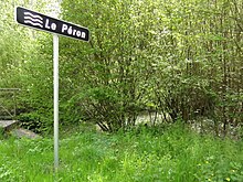 Le Péron à Mesbrecourt-Richecourt avec le panneau du cours d'eau.