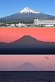 Comparación del Monte Fuji visto desde Fujinomiya (20 km), Toba (197 km), y Shima (206 km).