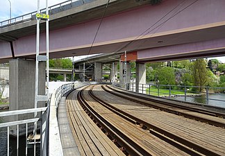 Gamla Lidingöbron svänger in under den nya.