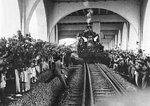 El primer tren que cruzó el Puente de Wuhan sobre el Río Yangtsé, el 15 de octubre de 1957.