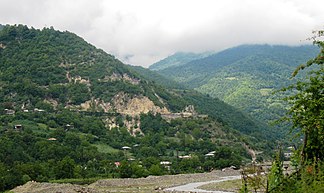 Blick auf das Dorf Orbeli im Lajanura-Tal