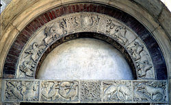 Llegenda del rei Artús a la llinda i a l'arquivolta interior de la porta de la Pescheria. S. XII. Catedral de Mòdena (Emília-Romanya)