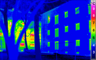 A thermogram compares the heat radiation of the windows and walls of two buildings: a sustainable, low-energy passive house (right) and a conventional house Passivhaus thermogram gedaemmt ungedaemmt.png