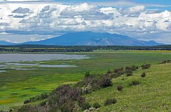 Nuvole estive monsoniche sopra i San Francisco Peaks, visti da Mormon Lake