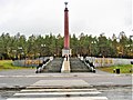 Monumento Europa-Asia: columna de 30 m de alto, en mármol rojo con un podio de concreto y coronada por una águila bicéfala rusa en bronce.
